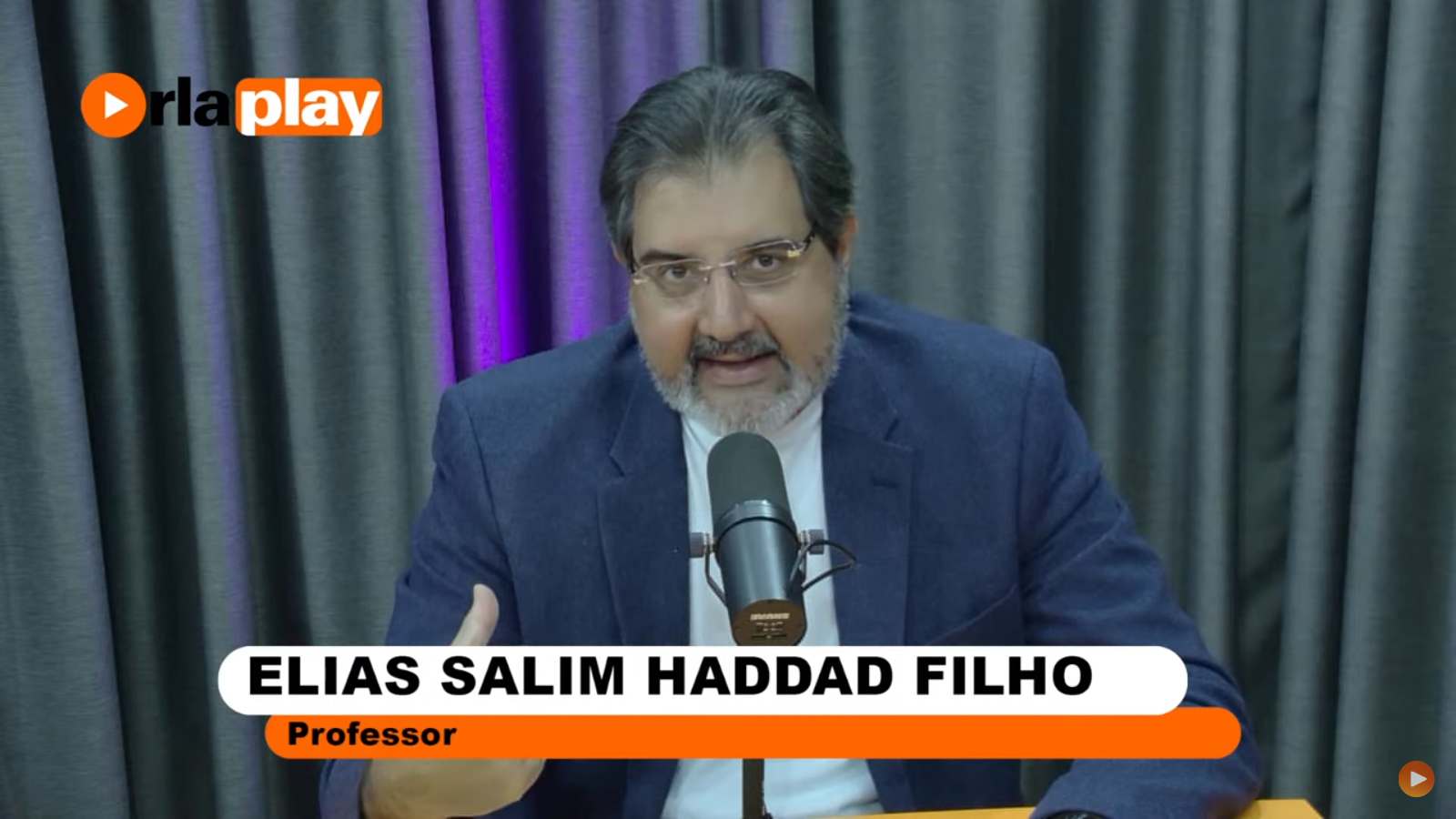 Professor Elias Haddad durante a entrevista